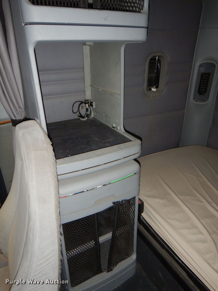 image for item DK8738 2006 Freightliner Columbia  semi truck