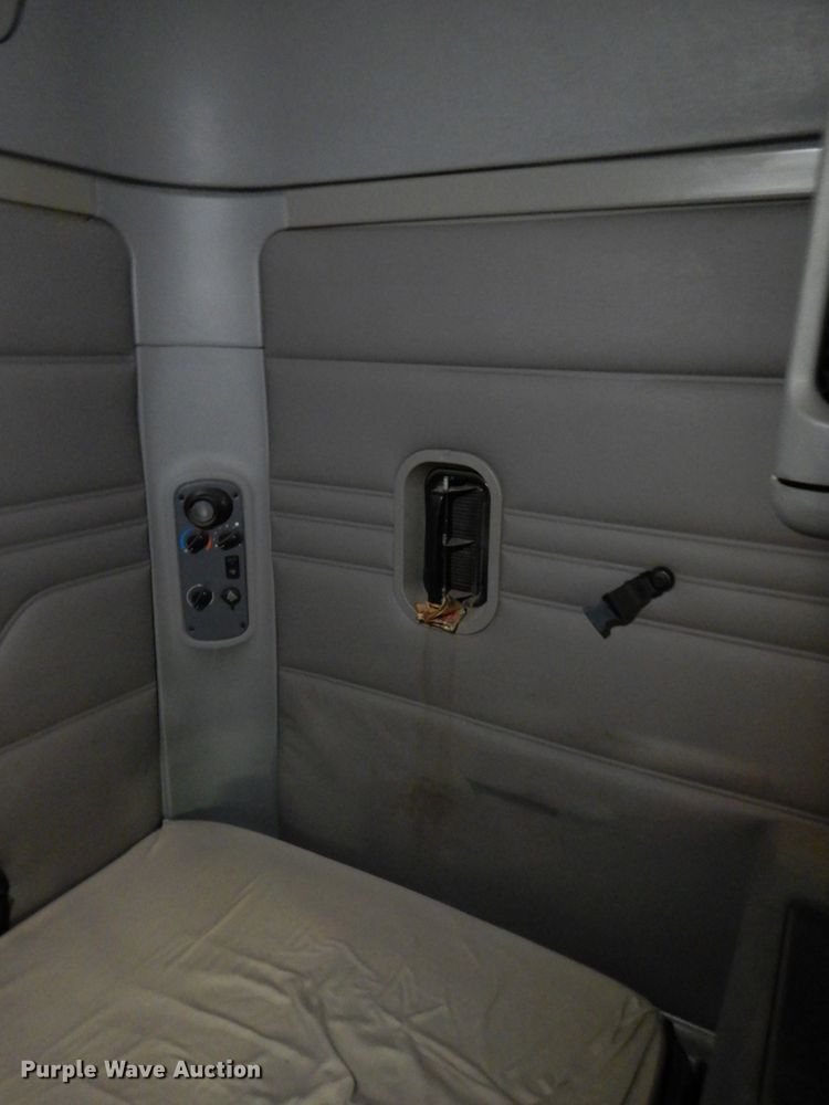 image for item DK8738 2006 Freightliner Columbia  semi truck