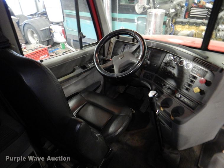 image for item DK8738 2006 Freightliner Columbia  semi truck