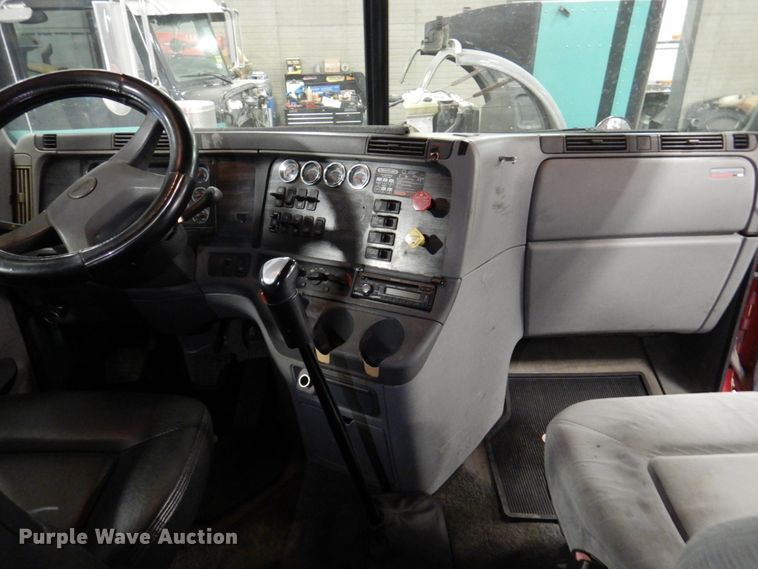 image for item DK8738 2006 Freightliner Columbia  semi truck