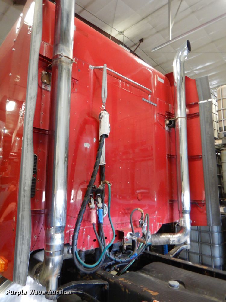 image for item DK8738 2006 Freightliner Columbia  semi truck