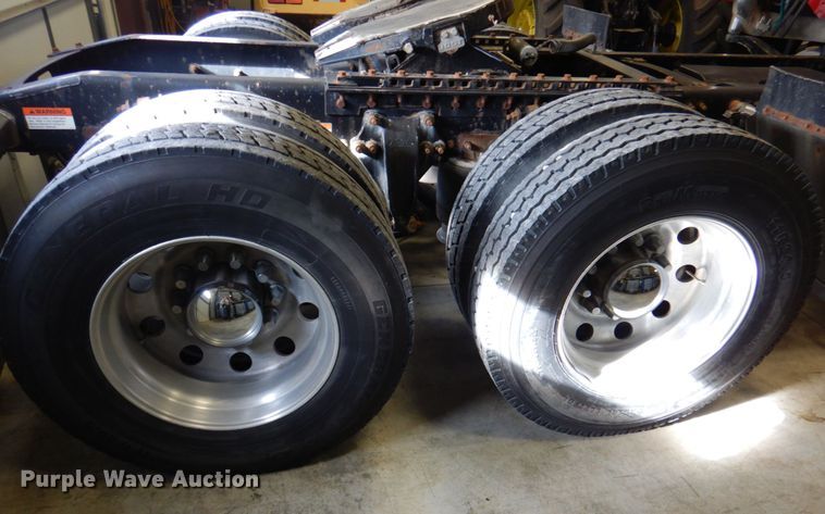 image for item DK8738 2006 Freightliner Columbia  semi truck