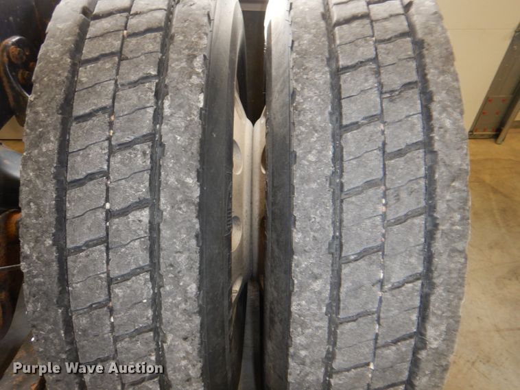 image for item DK8738 2006 Freightliner Columbia  semi truck