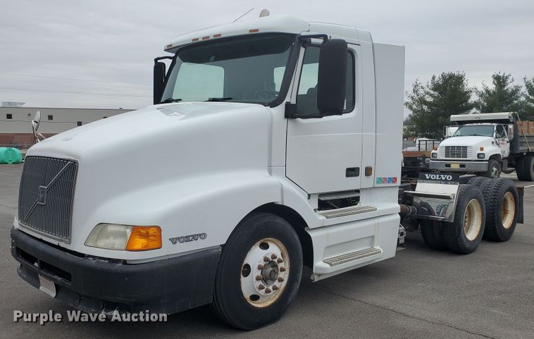 image for item DM4459 2000 Volvo VNL  semi truck