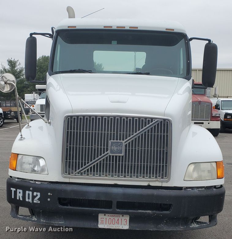 image for item DM4459 2000 Volvo VNL  semi truck