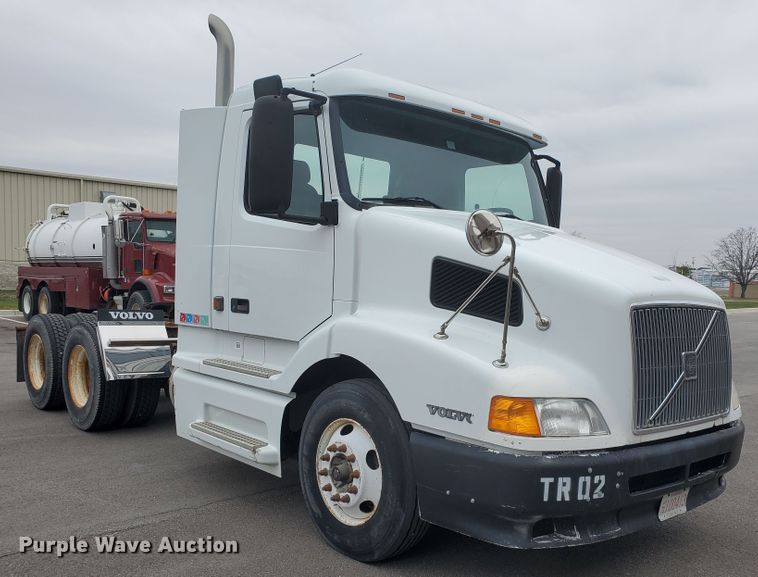 image for item DM4459 2000 Volvo VNL  semi truck