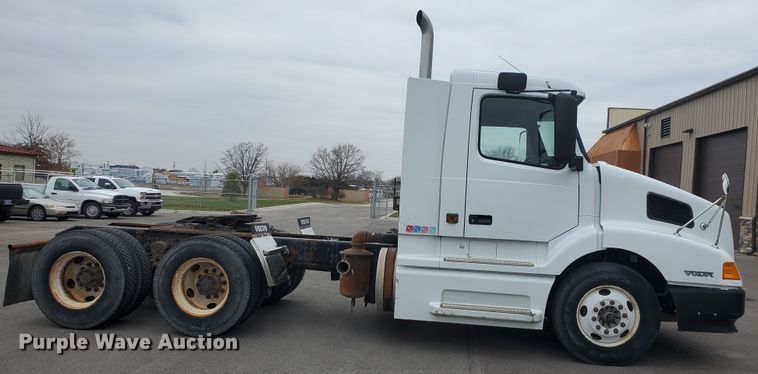 image for item DM4459 2000 Volvo VNL  semi truck