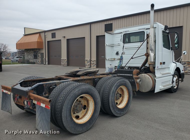 image for item DM4459 2000 Volvo VNL  semi truck