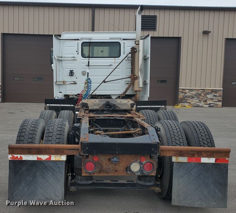 image for item DM4459 2000 Volvo VNL  semi truck