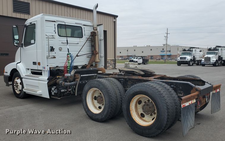 image for item DM4459 2000 Volvo VNL  semi truck