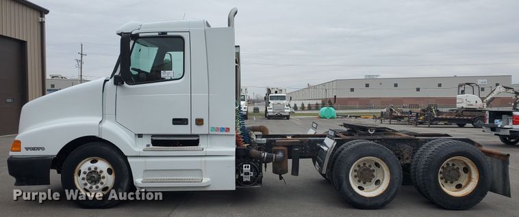 image for item DM4459 2000 Volvo VNL  semi truck