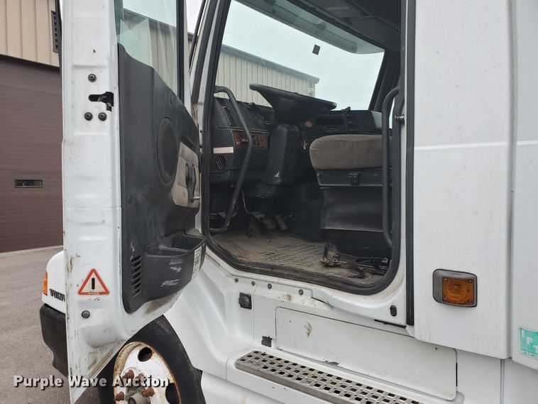 image for item DM4459 2000 Volvo VNL  semi truck
