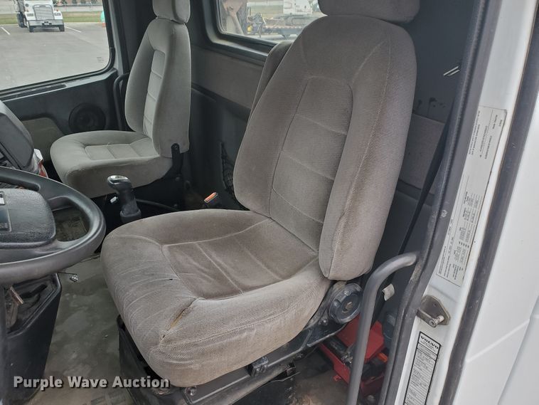 image for item DM4459 2000 Volvo VNL  semi truck