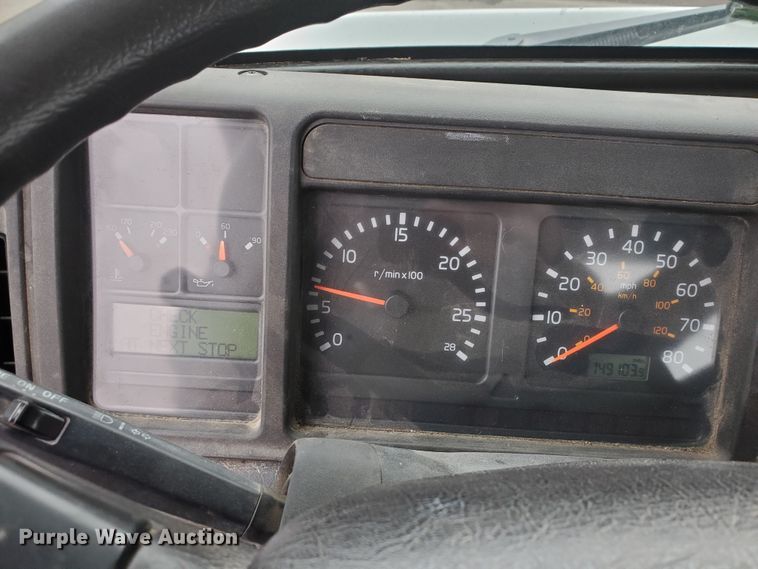 image for item DM4459 2000 Volvo VNL  semi truck