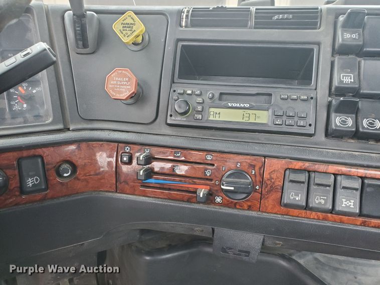 image for item DM4459 2000 Volvo VNL  semi truck