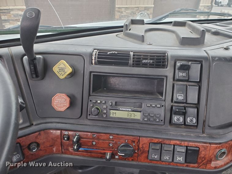 image for item DM4459 2000 Volvo VNL  semi truck