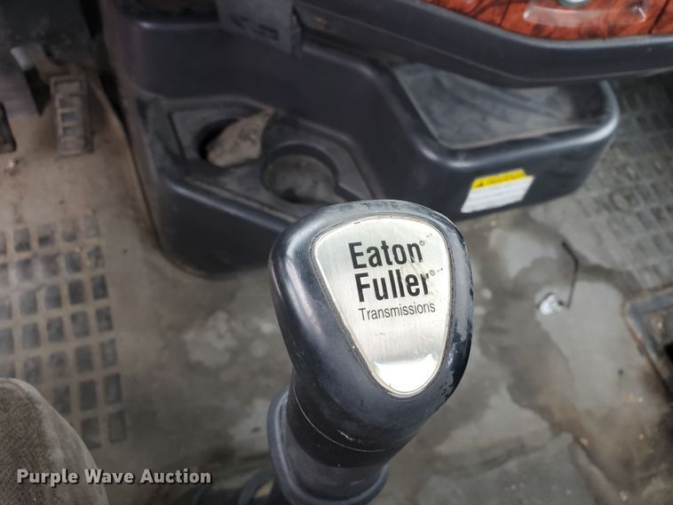 image for item DM4459 2000 Volvo VNL  semi truck