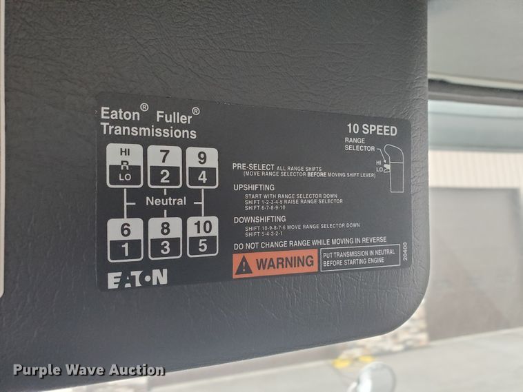 image for item DM4459 2000 Volvo VNL  semi truck