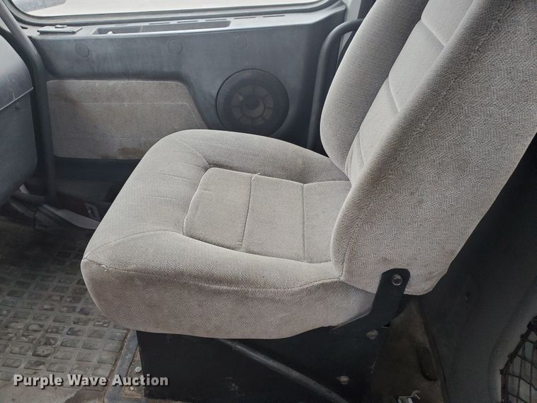 image for item DM4459 2000 Volvo VNL  semi truck