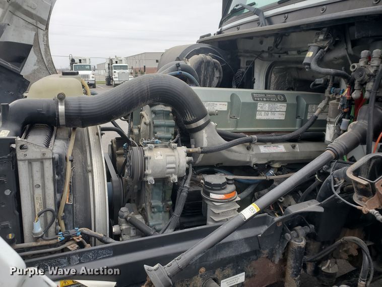 image for item DM4459 2000 Volvo VNL  semi truck