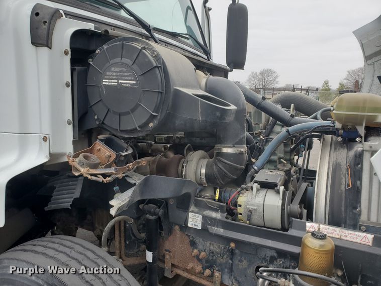 image for item DM4459 2000 Volvo VNL  semi truck