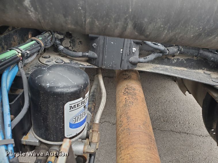 image for item DM4459 2000 Volvo VNL  semi truck