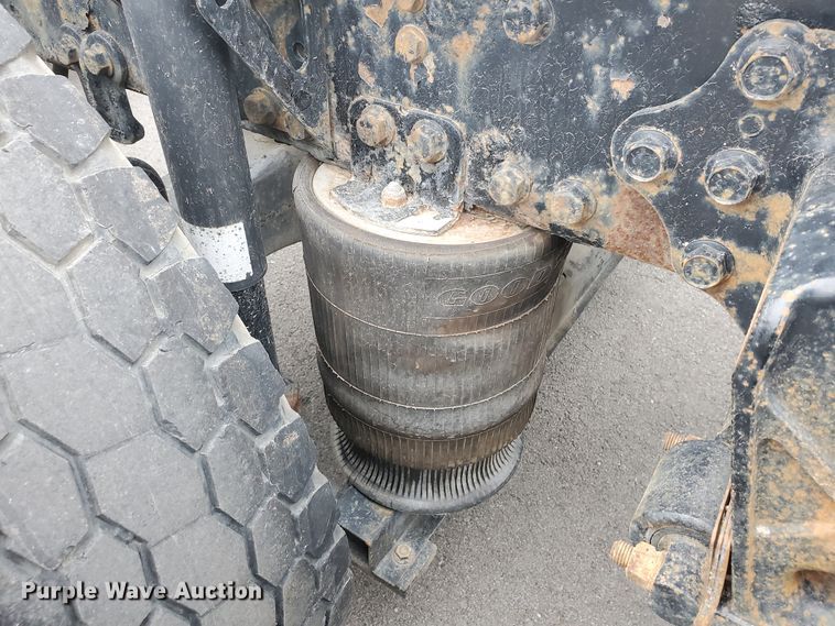 image for item DM4459 2000 Volvo VNL  semi truck