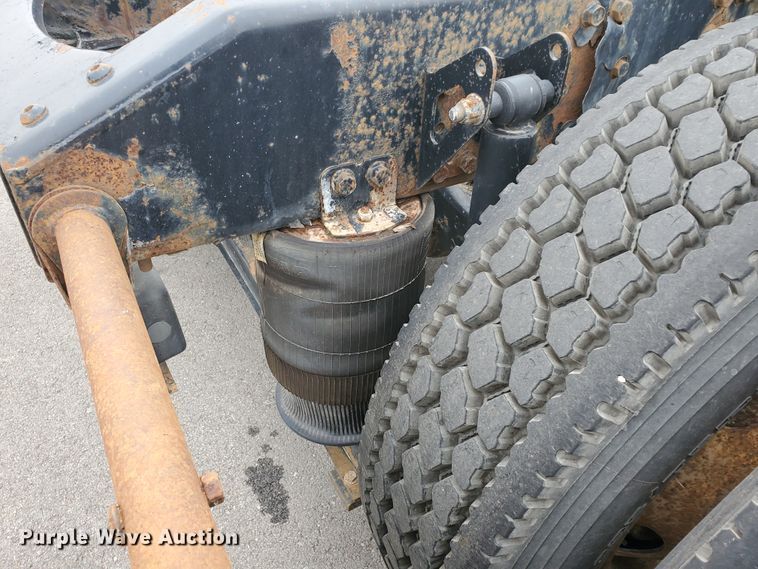 image for item DM4459 2000 Volvo VNL  semi truck