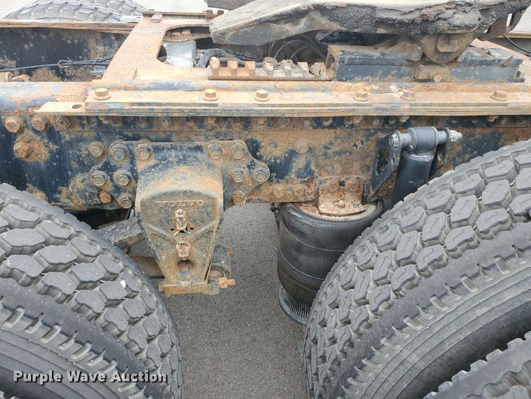 image for item DM4459 2000 Volvo VNL  semi truck