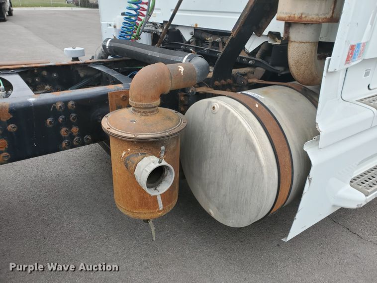 image for item DM4459 2000 Volvo VNL  semi truck