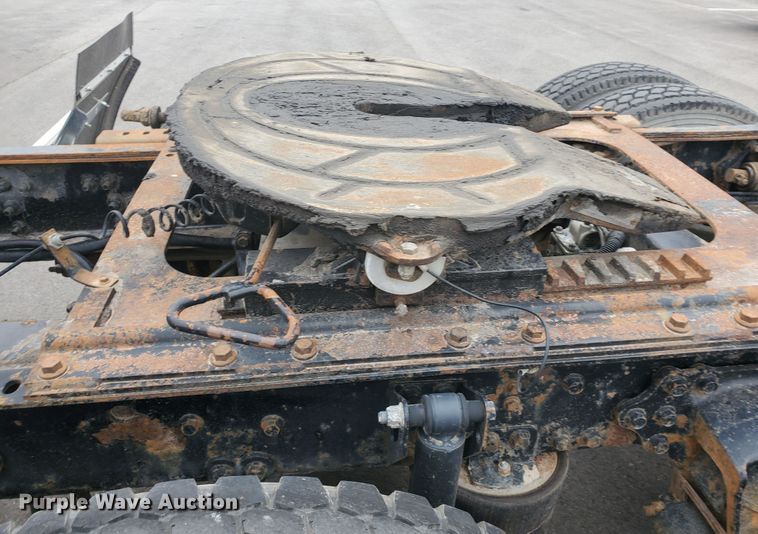 image for item DM4459 2000 Volvo VNL  semi truck