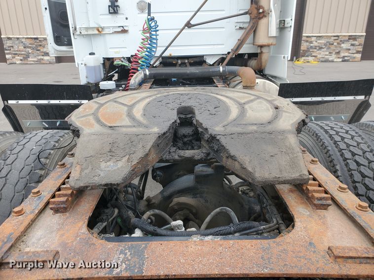 image for item DM4459 2000 Volvo VNL  semi truck