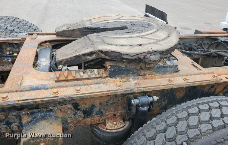 image for item DM4459 2000 Volvo VNL  semi truck