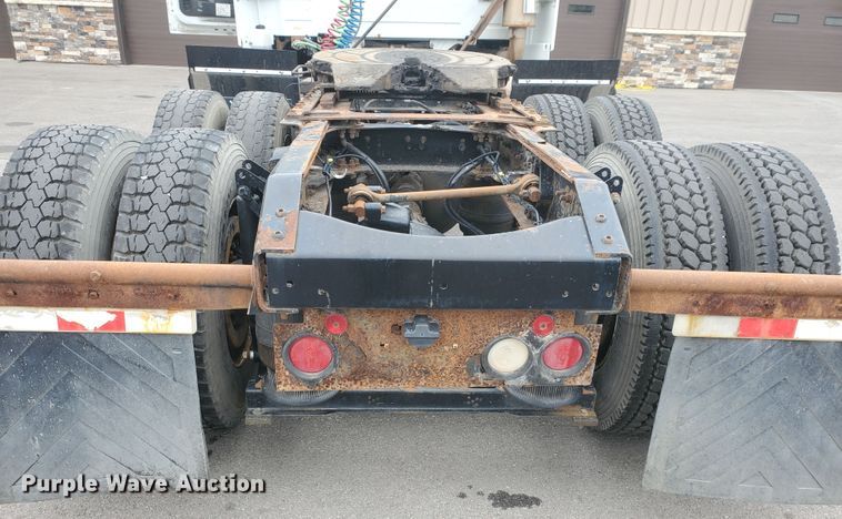 image for item DM4459 2000 Volvo VNL  semi truck