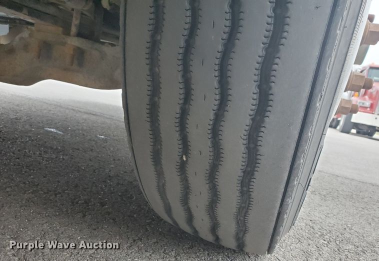 image for item DM4459 2000 Volvo VNL  semi truck