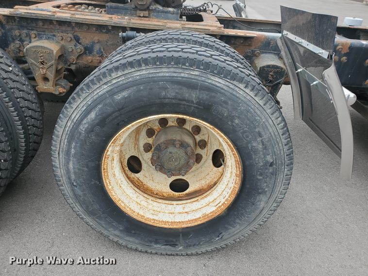 image for item DM4459 2000 Volvo VNL  semi truck