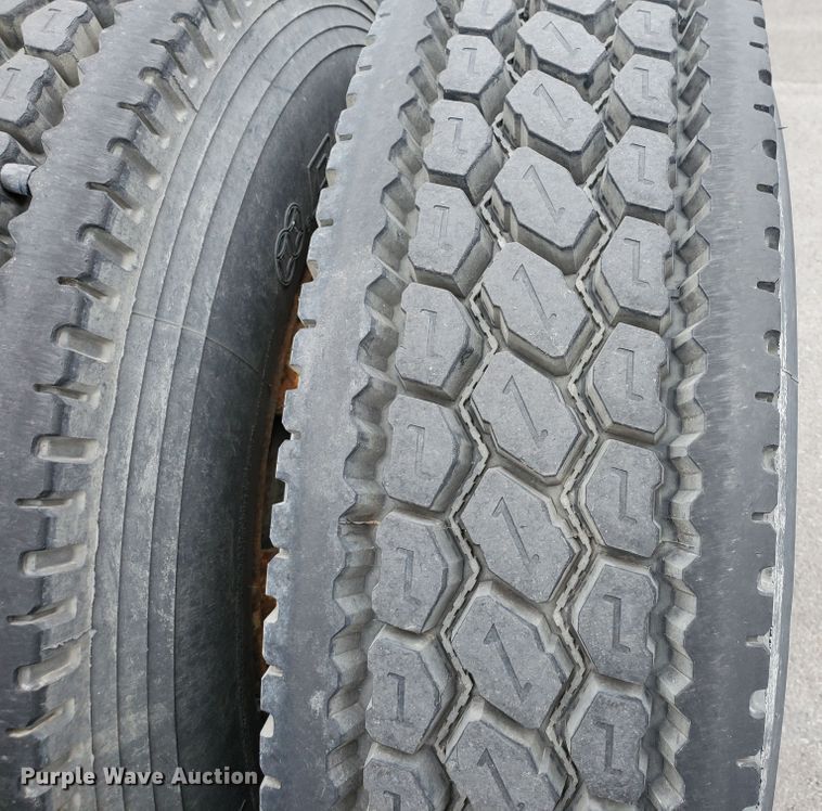 image for item DM4459 2000 Volvo VNL  semi truck