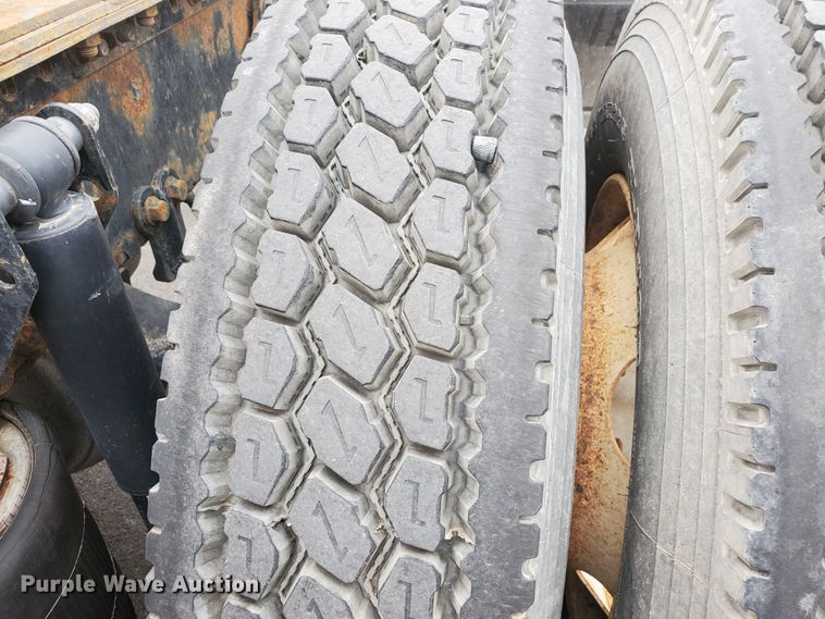 image for item DM4459 2000 Volvo VNL  semi truck