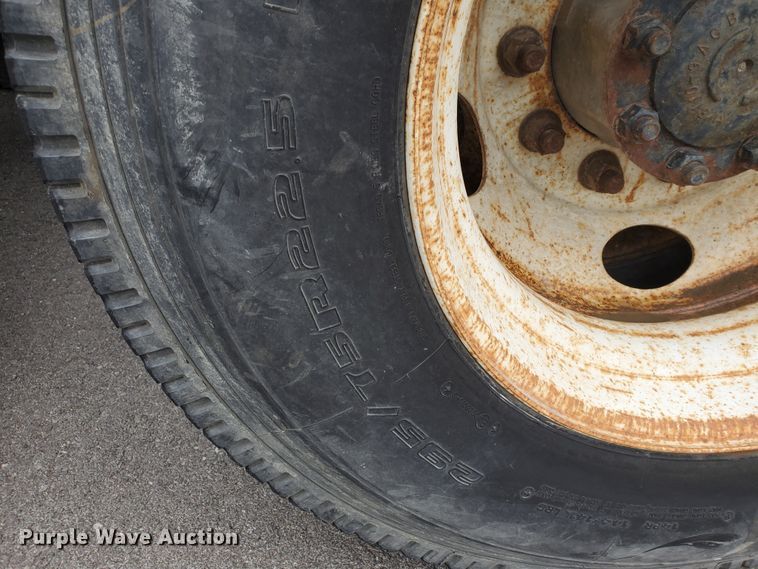 image for item DM4459 2000 Volvo VNL  semi truck