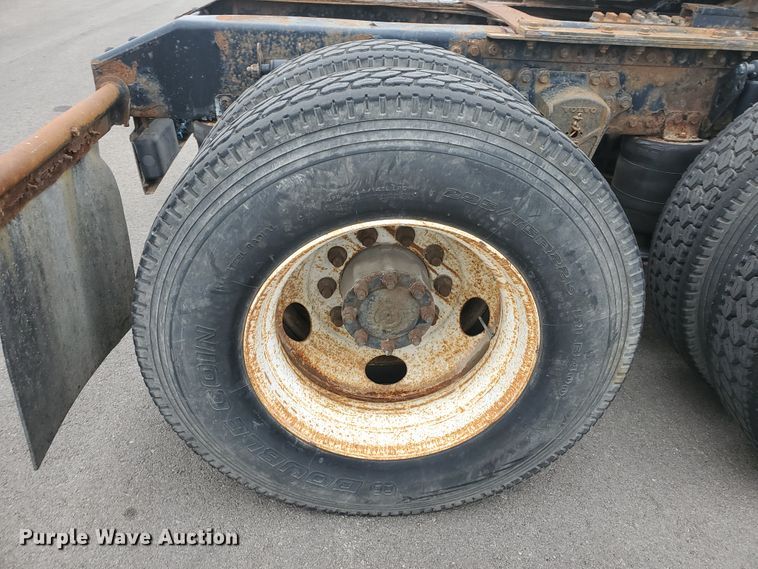 image for item DM4459 2000 Volvo VNL  semi truck