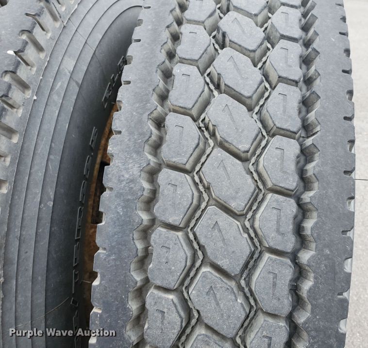 image for item DM4459 2000 Volvo VNL  semi truck