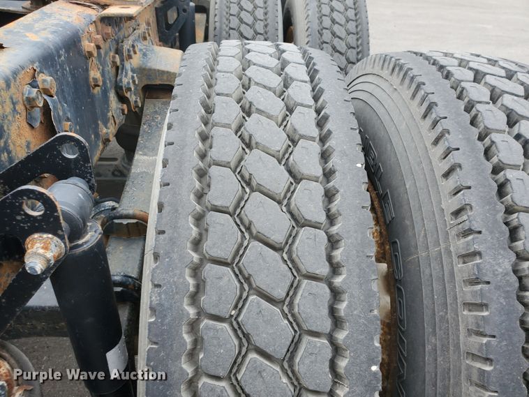 image for item DM4459 2000 Volvo VNL  semi truck