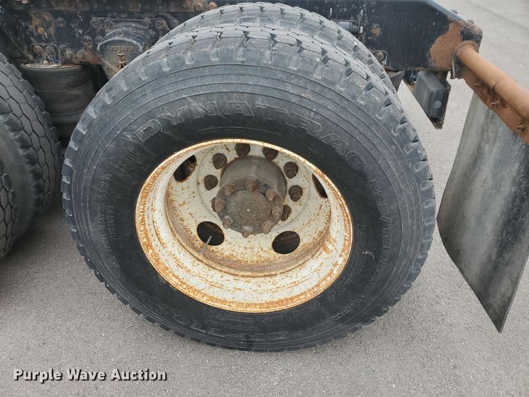 image for item DM4459 2000 Volvo VNL  semi truck