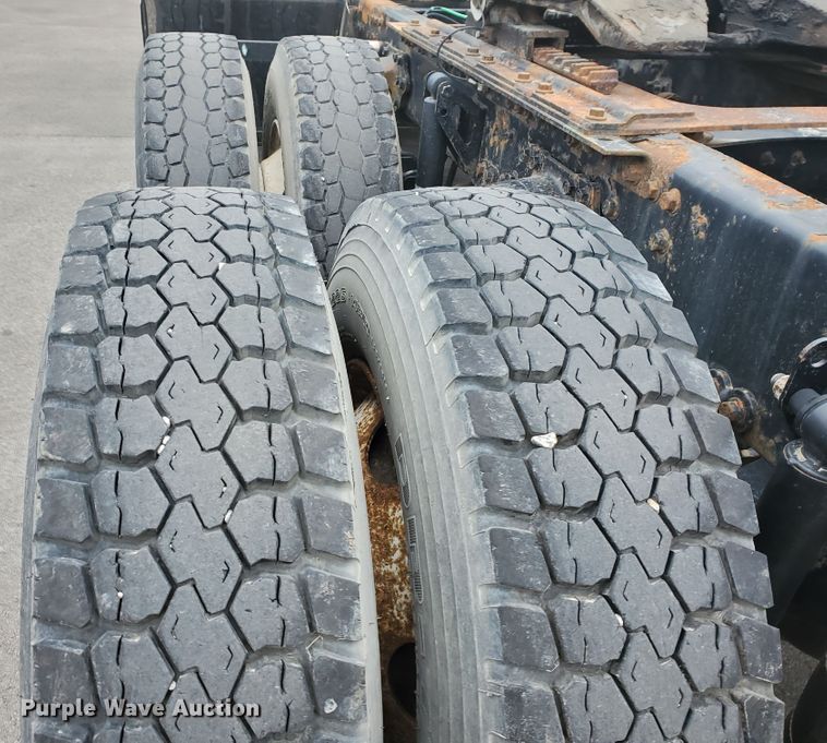 image for item DM4459 2000 Volvo VNL  semi truck