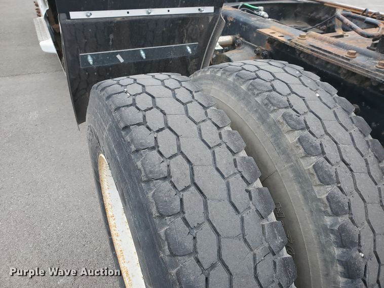 image for item DM4459 2000 Volvo VNL  semi truck