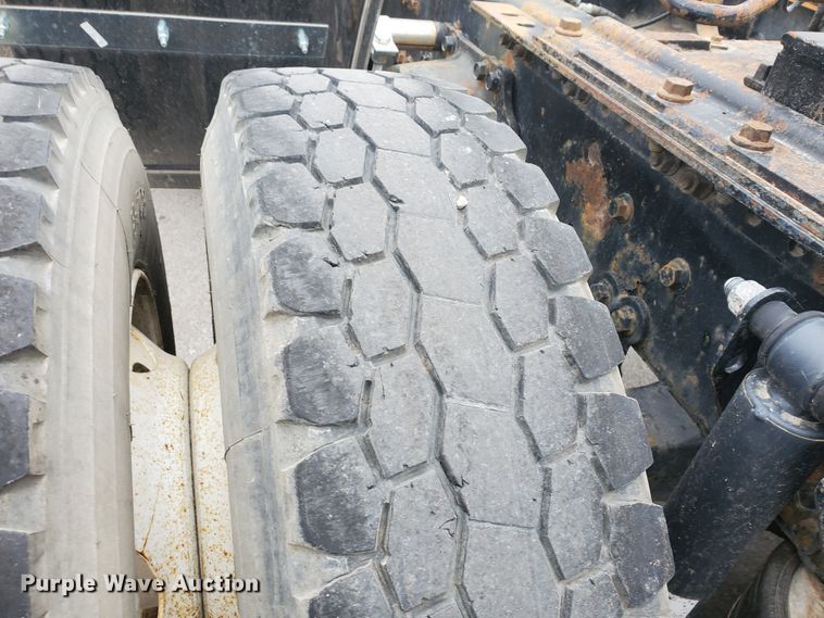 image for item DM4459 2000 Volvo VNL  semi truck