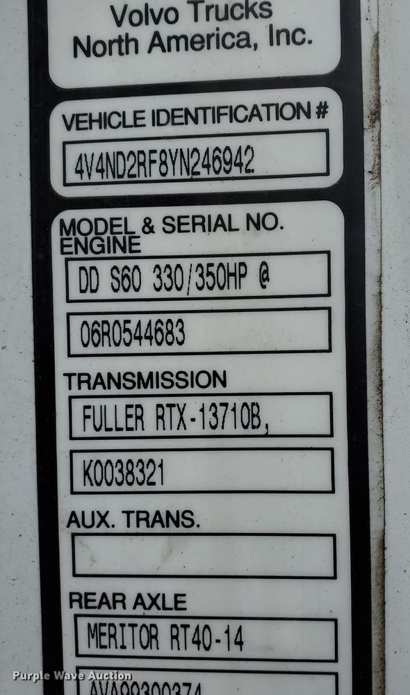 image for item DM4459 2000 Volvo VNL  semi truck