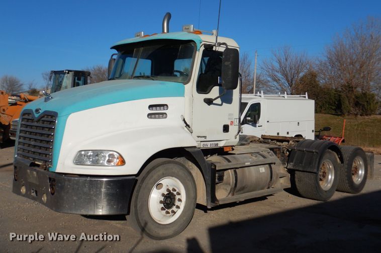 image for item DN2526 2006 Mack CXN613  semi truck