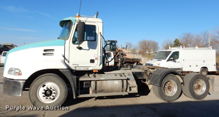 image for item DN2526 2006 Mack CXN613  semi truck
