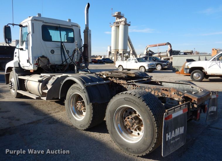 image for item DN2526 2006 Mack CXN613  semi truck